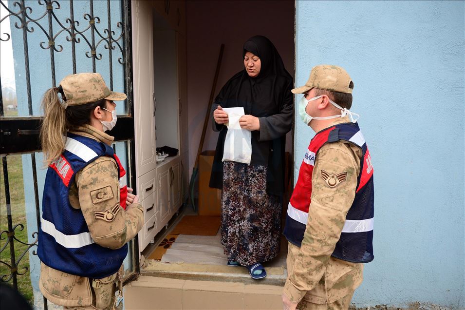 Jandarma ihtiyaçlarını karşıladığı yaşlılara devletin şefkatli elini uzatıyor