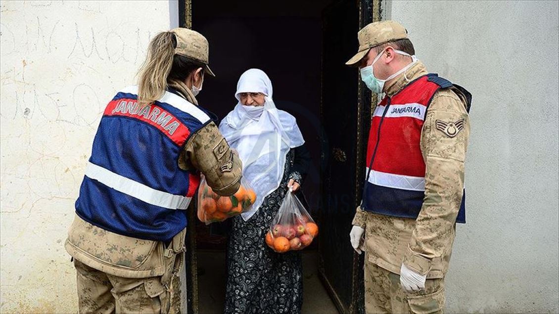 Turkish security forces help elderly amid COVID-19
