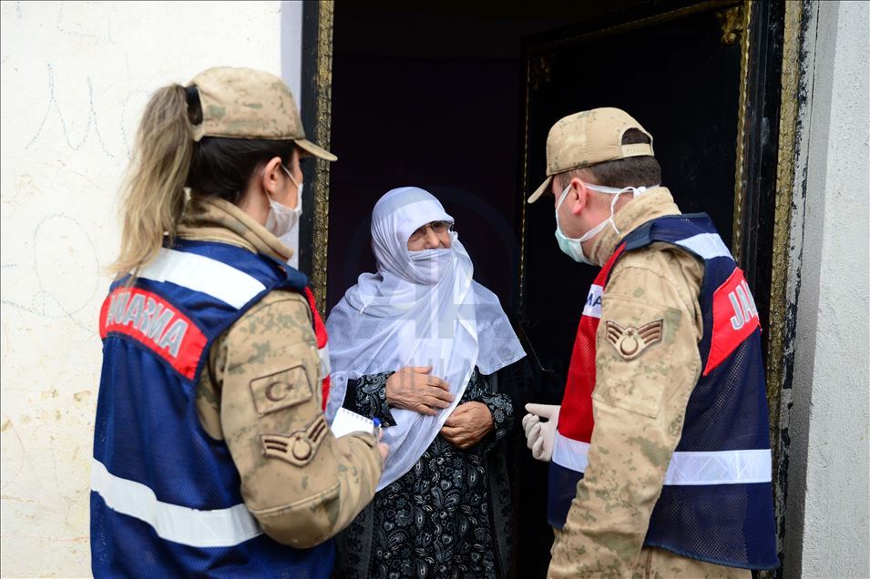 Turkish security forces help elderly amid COVID-19
