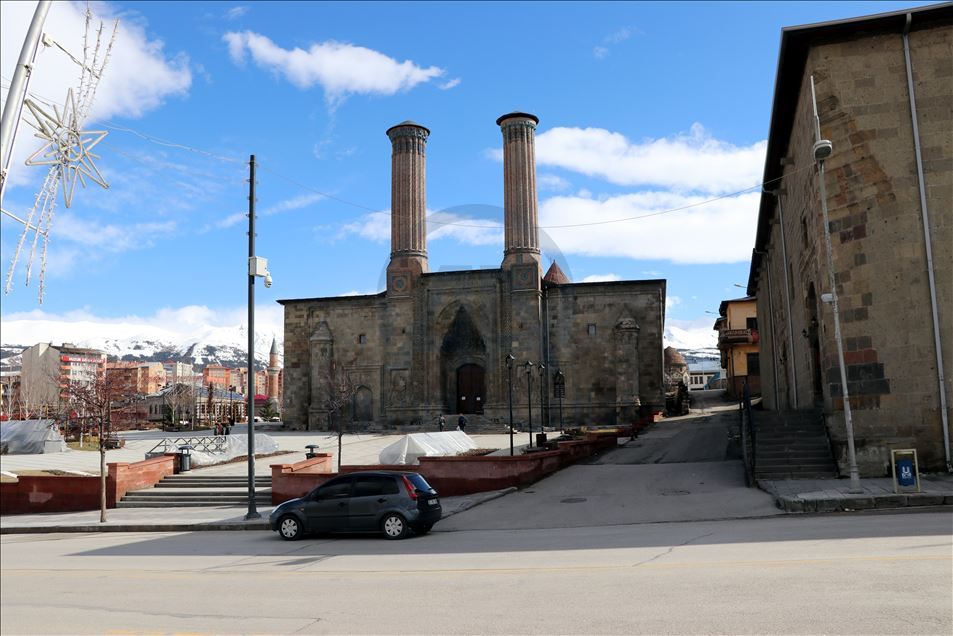 Erzurum'da vatandaşlar "Evde kal" çağrısına uyuyor