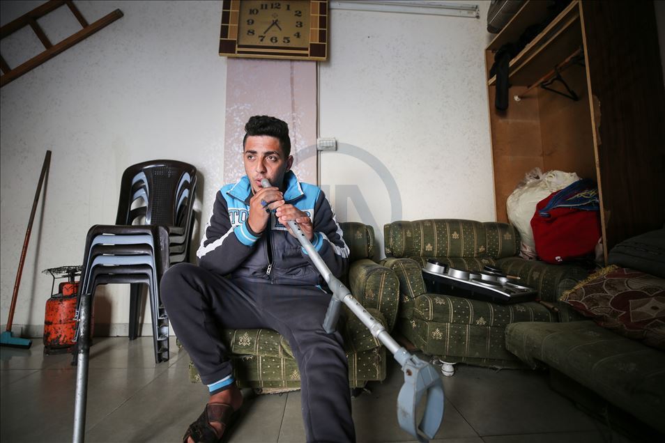 بعكازه.. جريح فلسطيني يعزف ألحان الفرح والألم