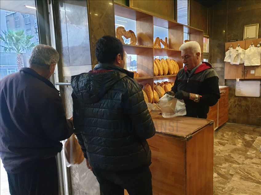 Osmaniye'de bir fırıncıdan evden çıkamayanlara ve ihtiyaç sahiplerine ücretsiz ekmek
