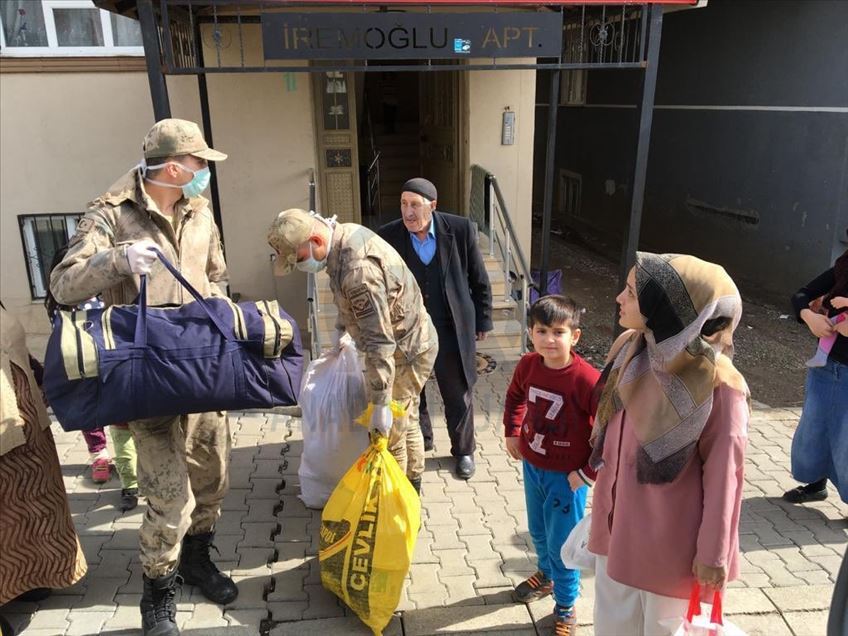 Doğu'da "Evde kal" çağrısına uyan yaşlılar ve kronik hastalar için ekipler seferber oldu