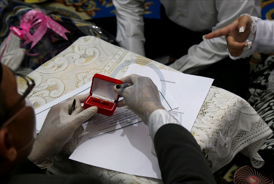 Endonezya'da 'koronavirüs gölgesinde' düğün töreni