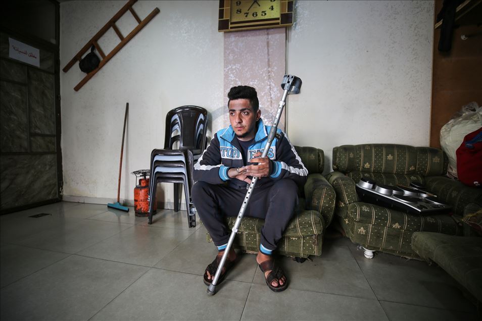 بعكازه.. جريح فلسطيني يعزف ألحان الفرح والألم