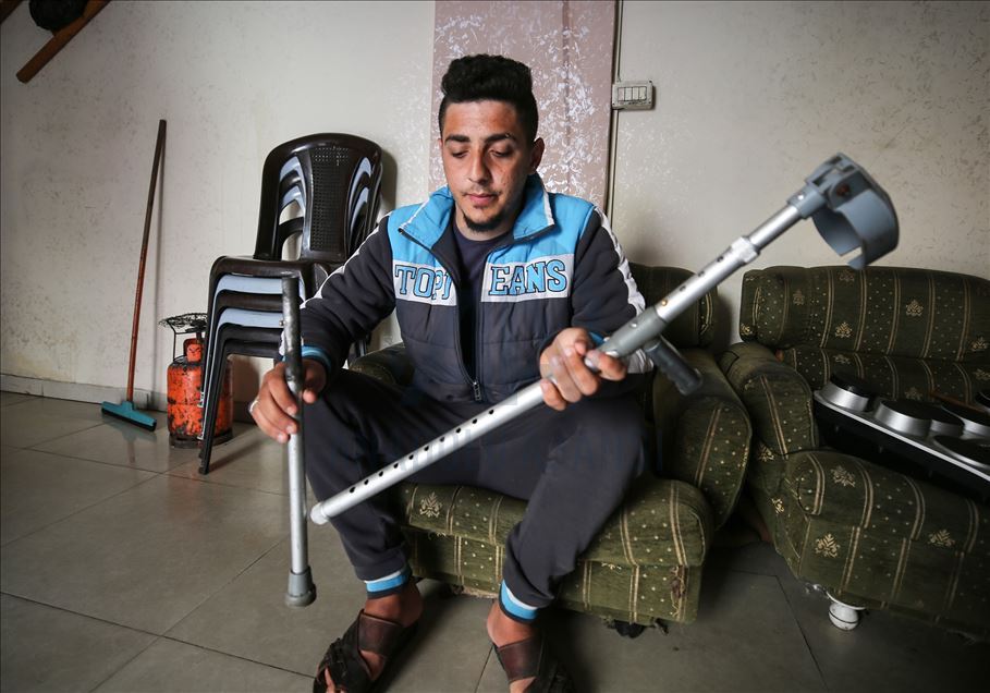 بعكازه.. جريح فلسطيني يعزف ألحان الفرح والألم
