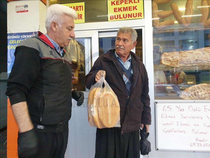 Osmaniye'de bir fırıncıdan evden çıkamayanlara ve ihtiyaç sahiplerine ücretsiz ekmek