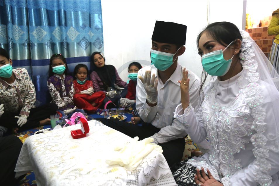 Endonezya'da 'koronavirüs gölgesinde' düğün töreni