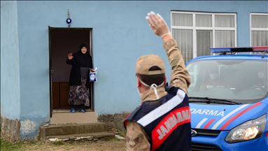 Turkish security forces help elderly amid COVID-19