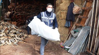 Ağrı'da yakacağı biten aile polisin getirdiği odunla ısınacak