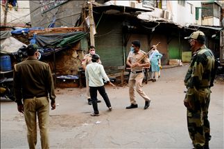 Policía india castiga a infractores de toque de queda en Nueva Delhi