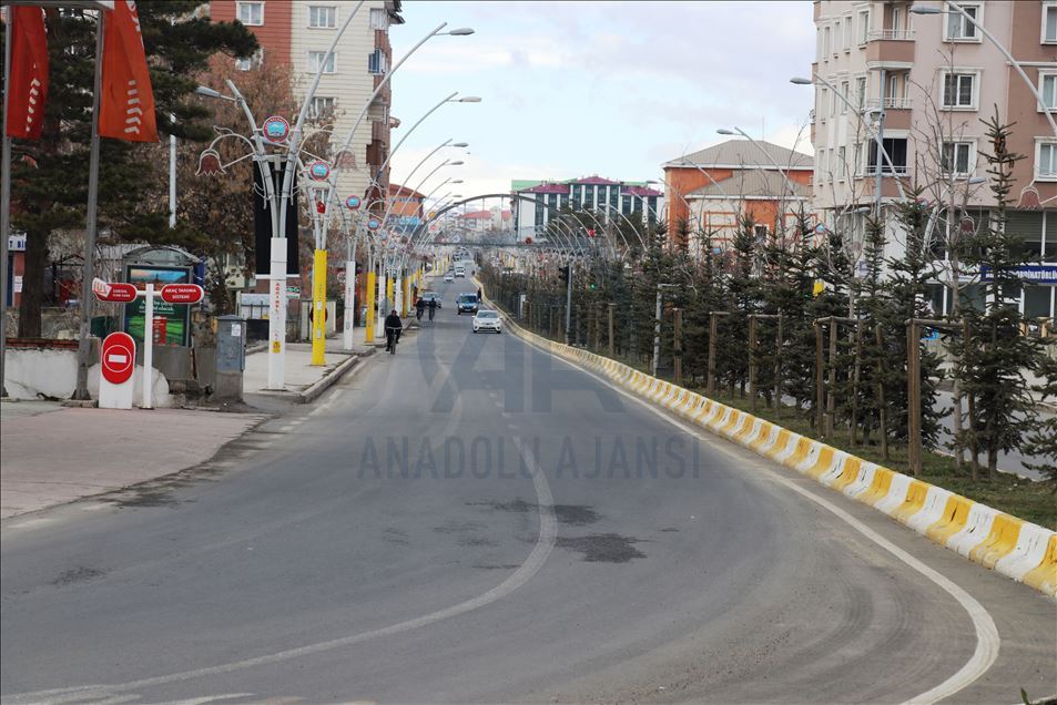 Yurt genelinde vatandaşlar 'Evde kal' çağrısına uymaya devam ...