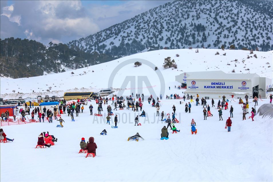 Skiing resort attracts visitors in western Turkey