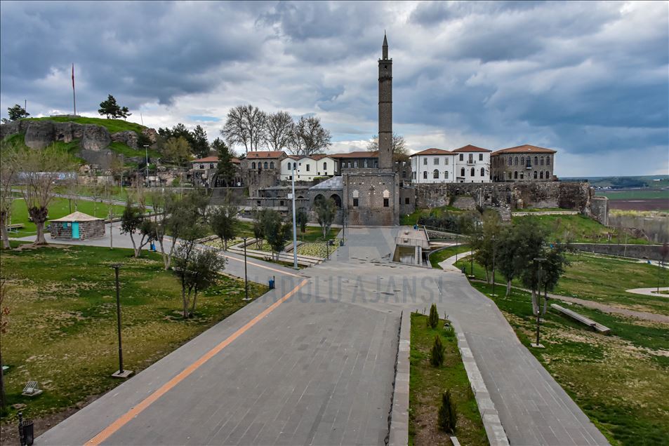 Mekanên dîrokî yên li Diyarbekirê bê deng û bê his in 16