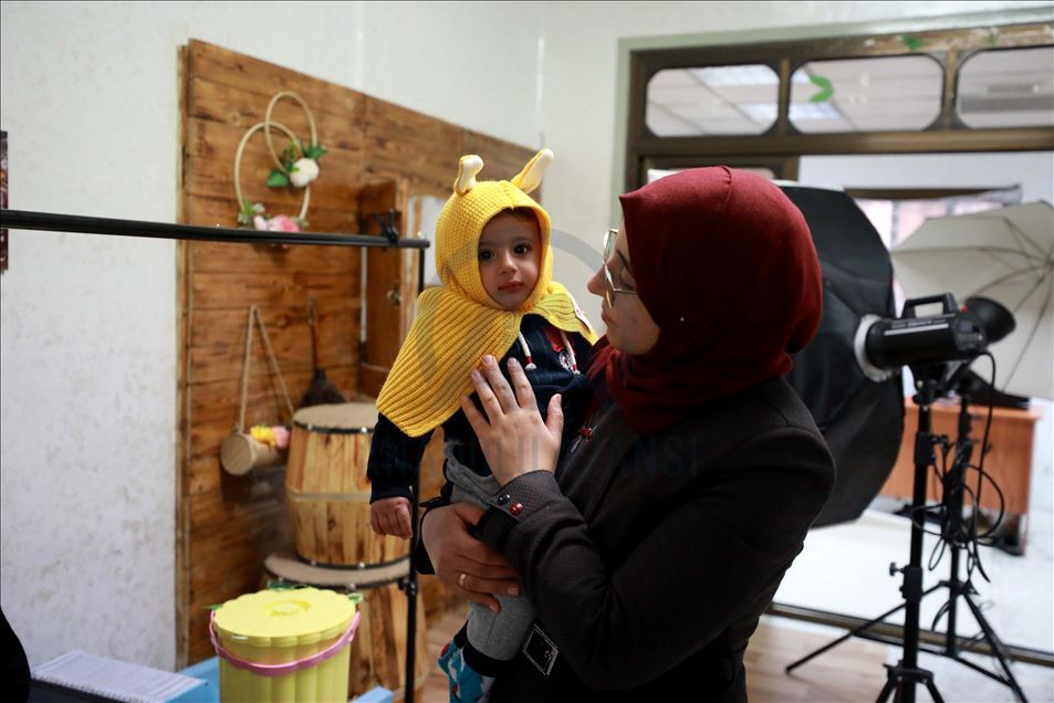 بـ"تصوير حديثي الولادة".. فلسطينية تتغلب على المعاناة
