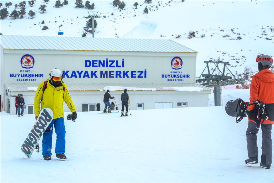 Skiing resort attracts visitors in western Turkey