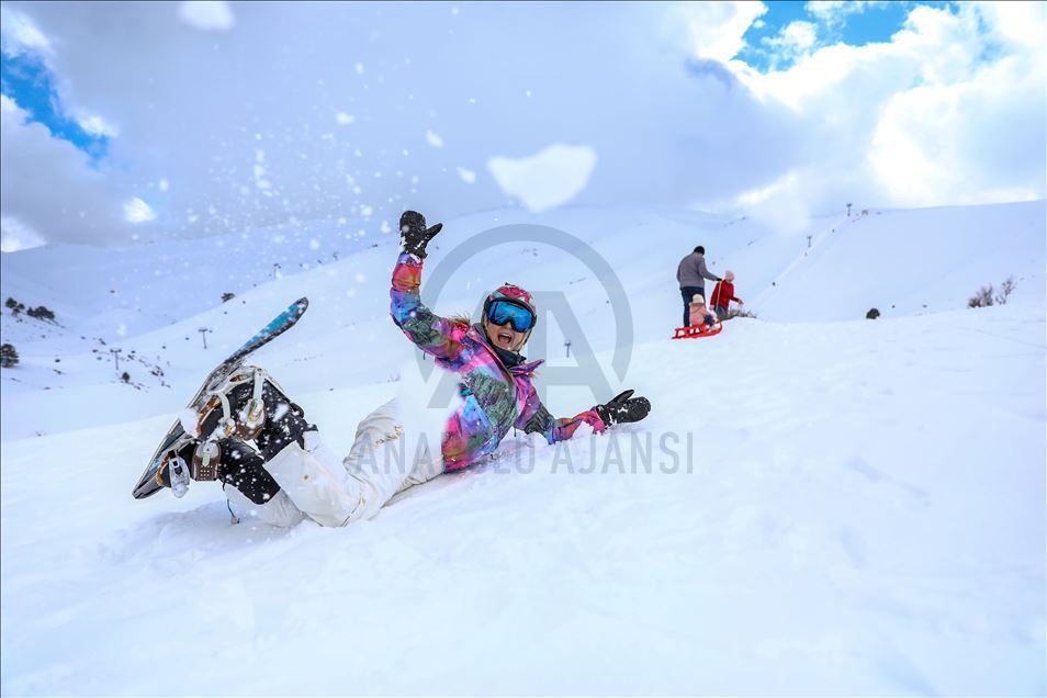 Skiing resort attracts visitors in western Turkey