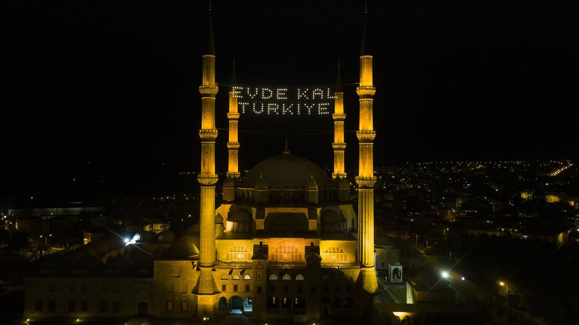 Selimiye Camisi'nin minarelerine "Evde Kal Türkiye" yazılı mahya asıldı