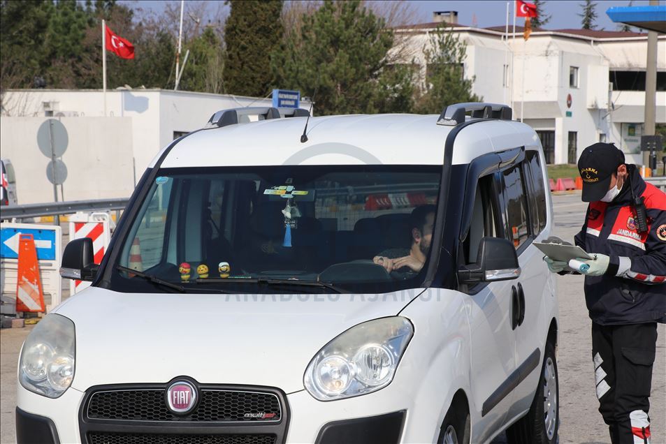 Edirne'ye giriş yapan hususi araçların sürücüleri ve yolcular kaydediliyor
