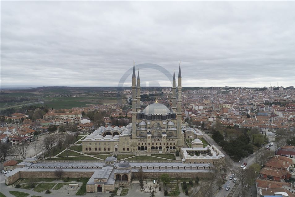 Selimiye Camisi'nin minarelerine "Evde Kal Türkiye" yazılı mahya asıldı