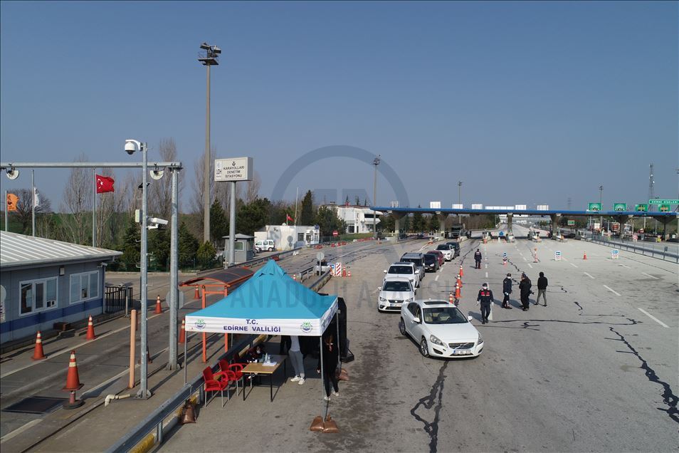 Edirne'ye giriş yapan hususi araçların sürücüleri ve yolcular kaydediliyor