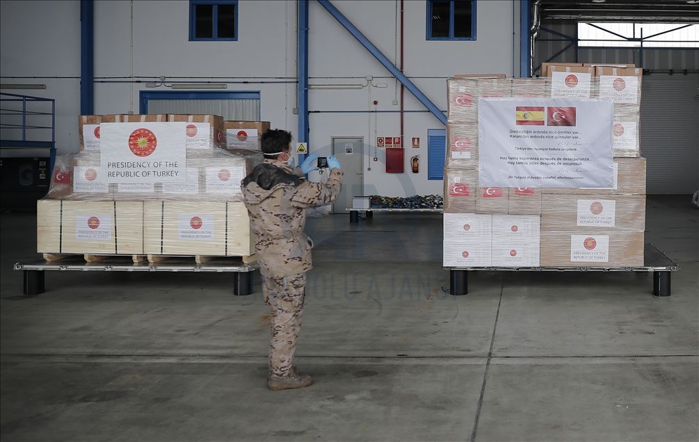 Türkiye'nin gönderdiği sağlık malzemeleri İspanya'ya ulaştı