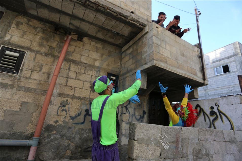 Gazzeli gençler evdeki çocukların yüzünü güldürdü