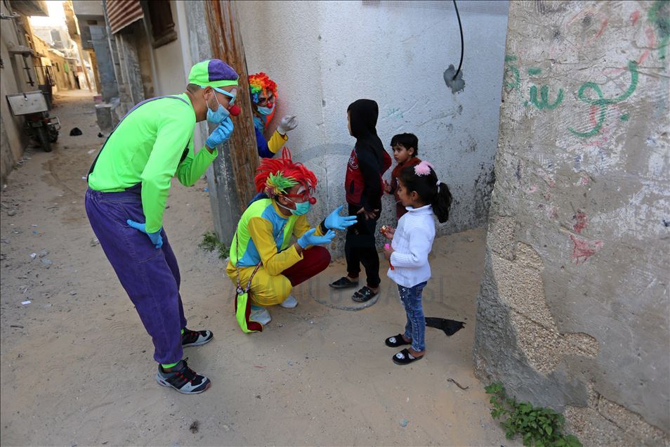 Gazzeli gençler evdeki çocukların yüzünü güldürdü