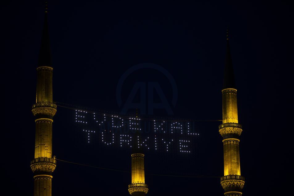 Selimiye Camisi'nin minarelerine "Evde Kal Türkiye" yazılı mahya asıldı