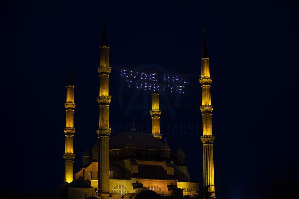Selimiye Camisi'nin minarelerine "Evde Kal Türkiye" yazılı mahya asıldı