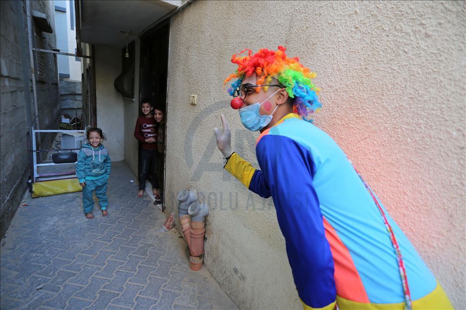 مهرجون يخففون من وطأة الحجر المنزلي لأطفال غزة