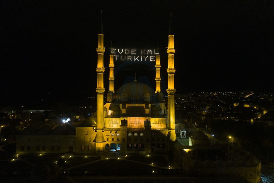 Selimiye Camisi'nin minarelerine "Evde Kal Türkiye" yazılı mahya asıldı