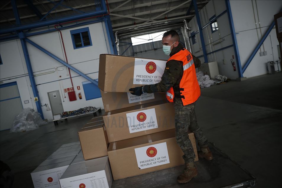 Türkiye'nin gönderdiği sağlık malzemeleri İspanya'ya ulaştı