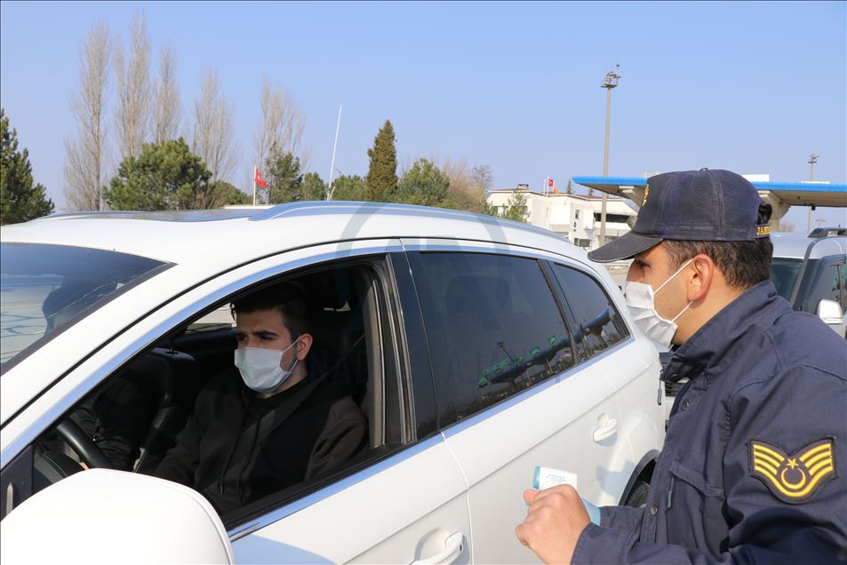 Edirne'ye giriş yapan hususi araçların sürücüleri ve yolcular kaydediliyor