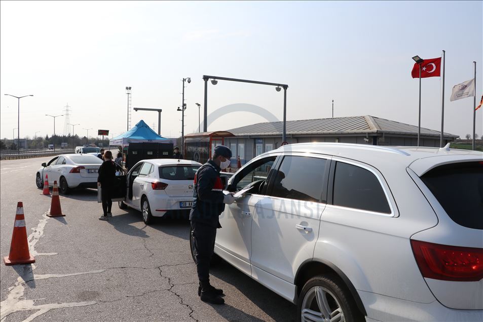 Edirne'ye giriş yapan hususi araçların sürücüleri ve yolcular kaydediliyor