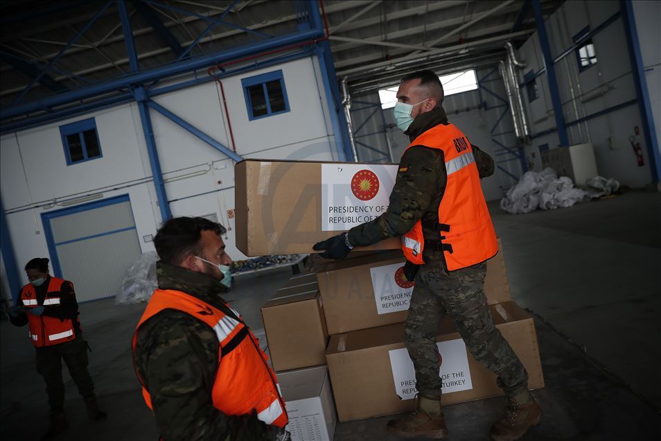 Türkiye'nin gönderdiği sağlık malzemeleri İspanya'ya ulaştı