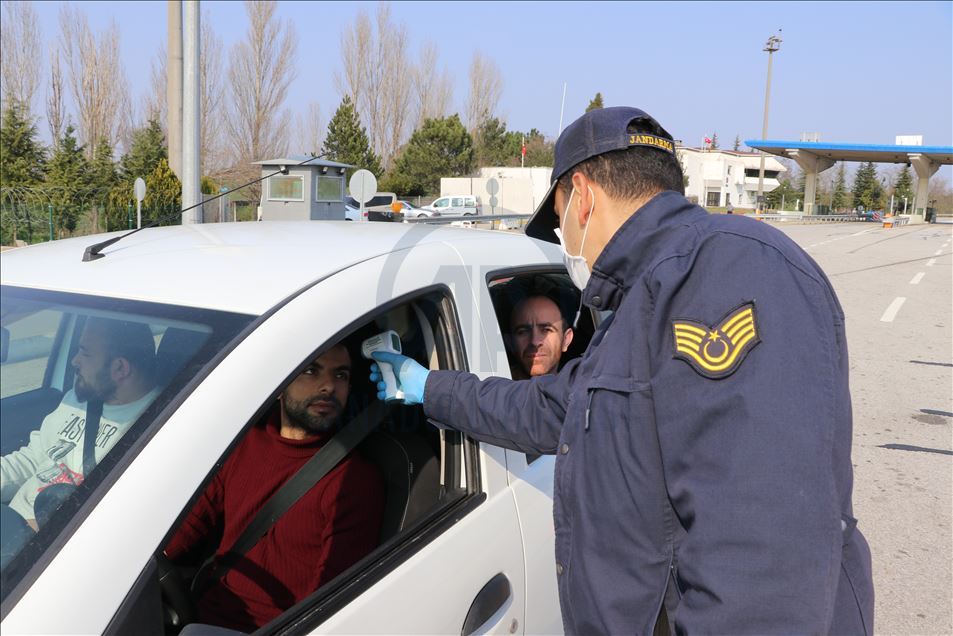 Edirne'ye giriş yapan hususi araçların sürücüleri ve yolcular kaydediliyor