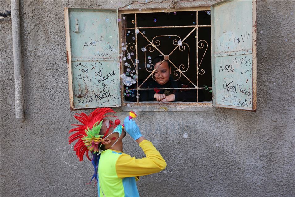 مهرجون يخففون من وطأة الحجر المنزلي لأطفال غزة