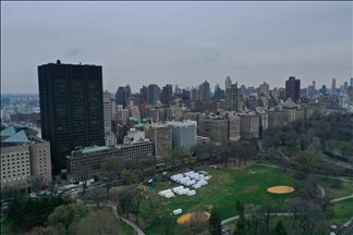 Construyen hospital de campaña de emergencia en Central Park
