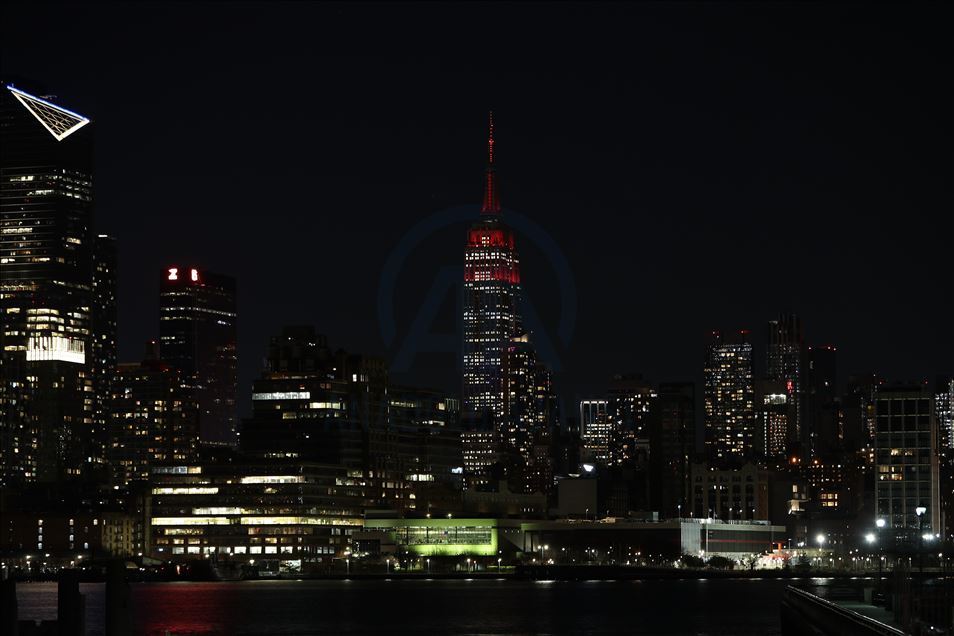 Empire State Building подсветили в знак благодарности медикам