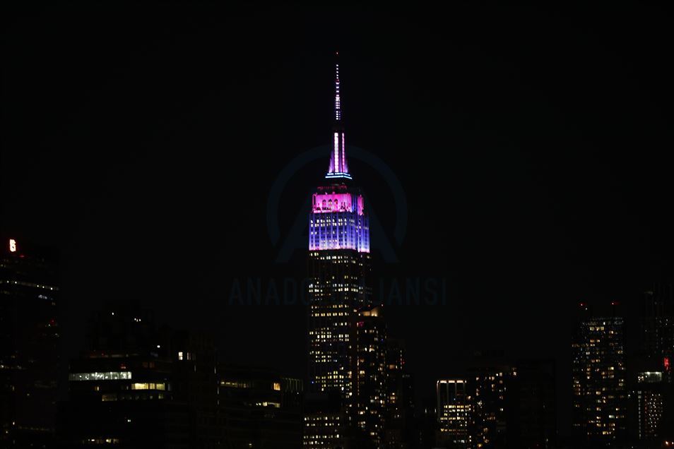 Empire State Building подсветили в знак благодарности медикам