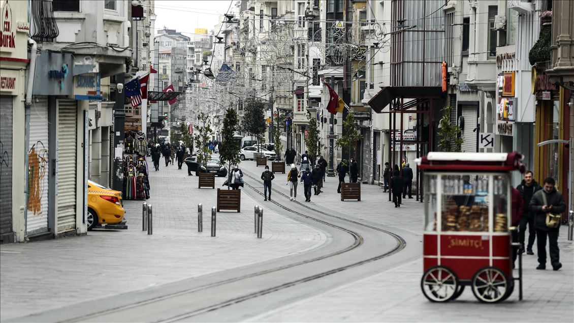 İstanbul'un meydanlarında "koronavirüs sessizliği"