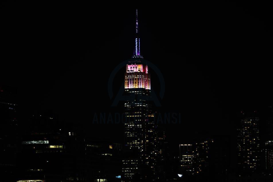 Empire State Building подсветили в знак благодарности медикам