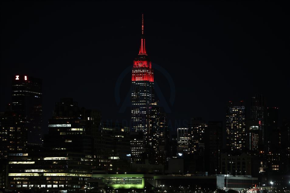 Empire State Building подсветили в знак благодарности медикам