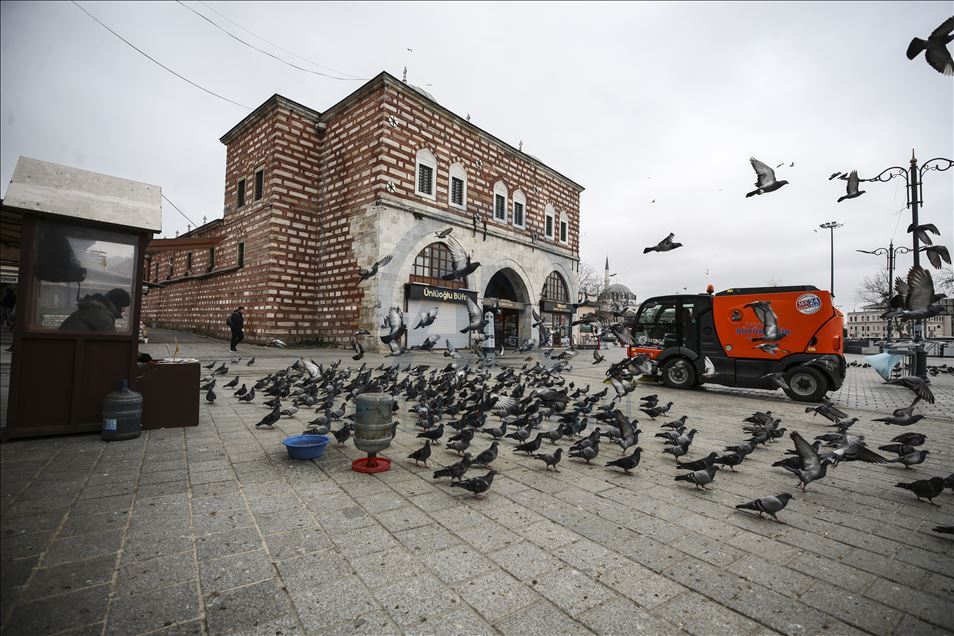 İstanbul'un meydanlarında "koronavirüs sessizliği"