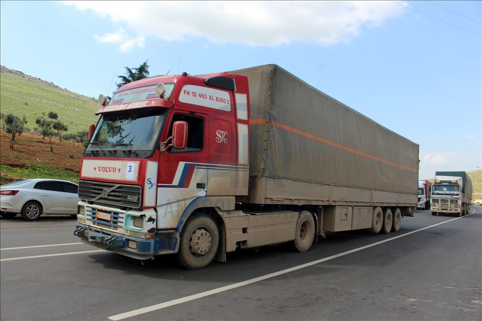 74 شاحنة مساعدات أممية تدخل "إدلب" عبر تركيا

