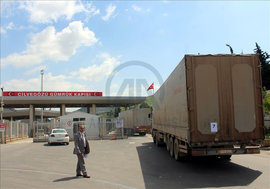74 شاحنة مساعدات أممية تدخل "إدلب" عبر تركيا
