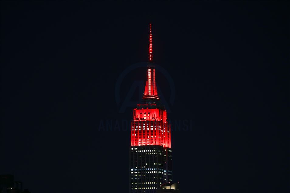 Empire State Building подсветили в знак благодарности медикам