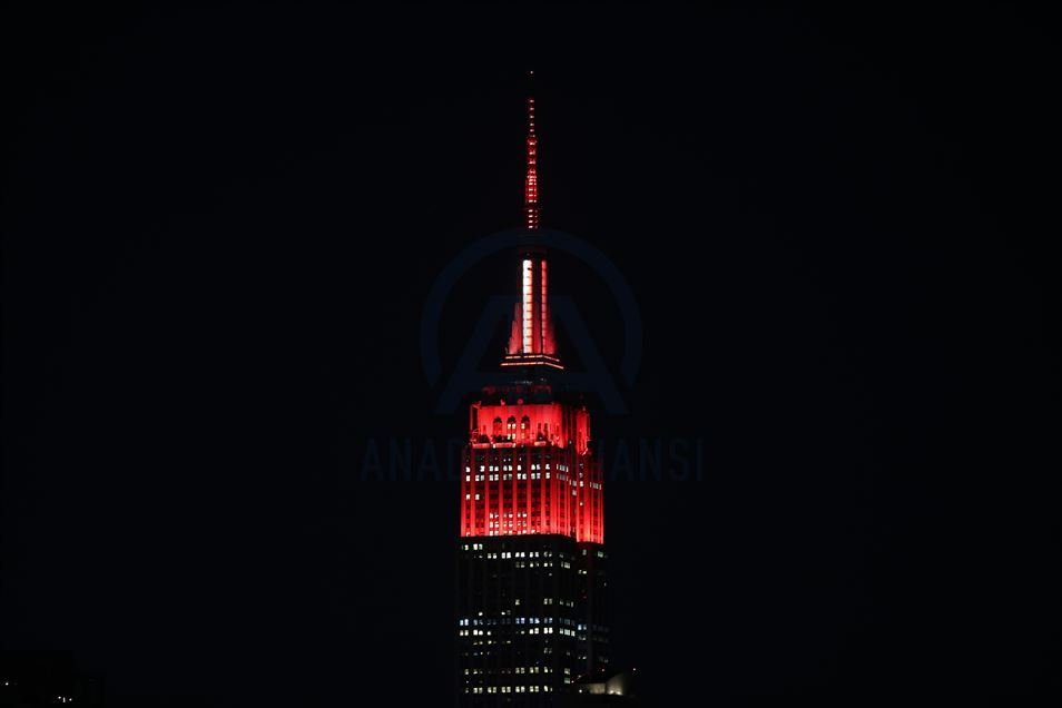 Empire State Building подсветили в знак благодарности медикам
