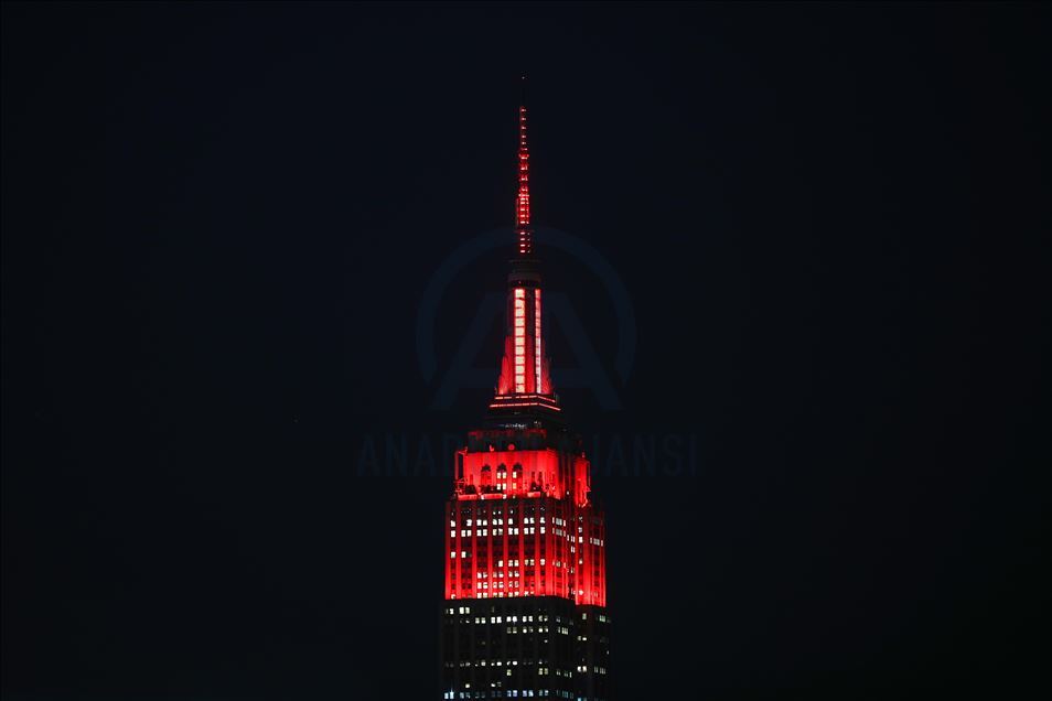 Empire State Building подсветили в знак благодарности медикам